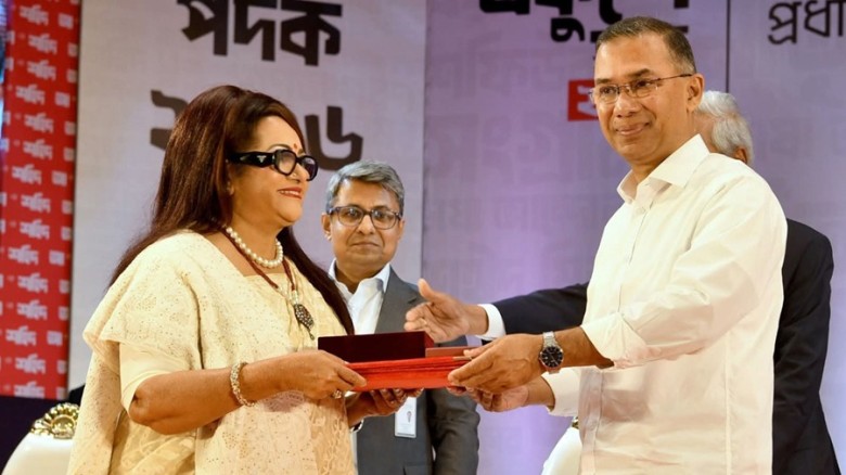 কিংবদন্তি অভিনেত্রী ববিতার হাতে একুশে পদক তুলে দেন প্রধানমন্