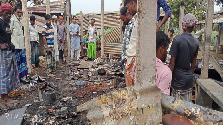 নেত্রকোনার বারহাট্টায় আগুনে ছাই সাত দোকান ক্ষতি ২৩ লাখ টাকা