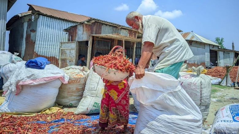 লাল মরিচের জমজমাট হাটে দিনে বিক্রি হয় ৩ কোটি টাকা