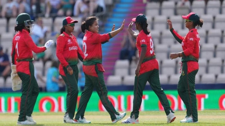 নারী টি-টোয়েন্টি বিশ্বকাপ            পাকিস্তানকে হারিয়ে তিন 