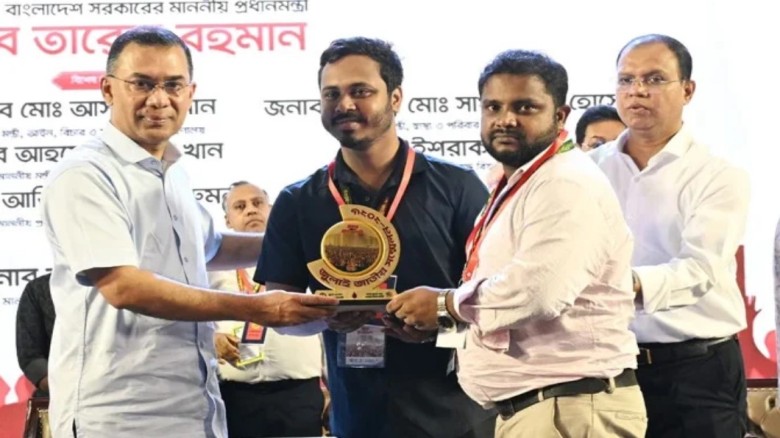 জুলাই স্মৃতি স্মারক তুলে দিলেন প্রধানমন্ত্রী