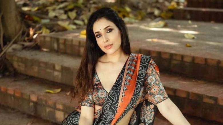 কথিত মডেল স্নিগ্ধা চৌধুরীর অঢেল সম্পদ: দুদকে অভিযোগ