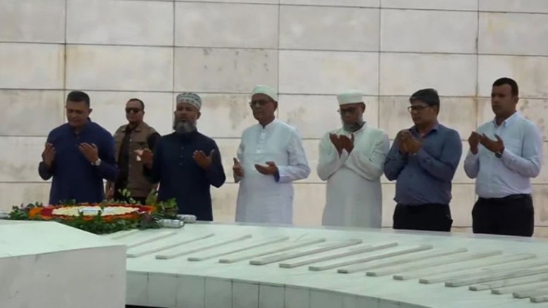 জিয়াউর রহমান ও খালেদা জিয়ার সমাধিতে শ্রদ্ধা জানালেন নতুন রাষ্ট্রপতি