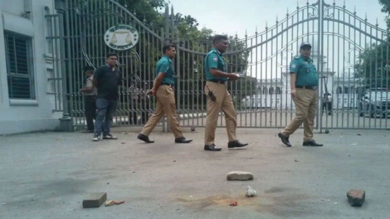এবার হাইকোর্টের সামনে ককটেল বিস্ফোরণ